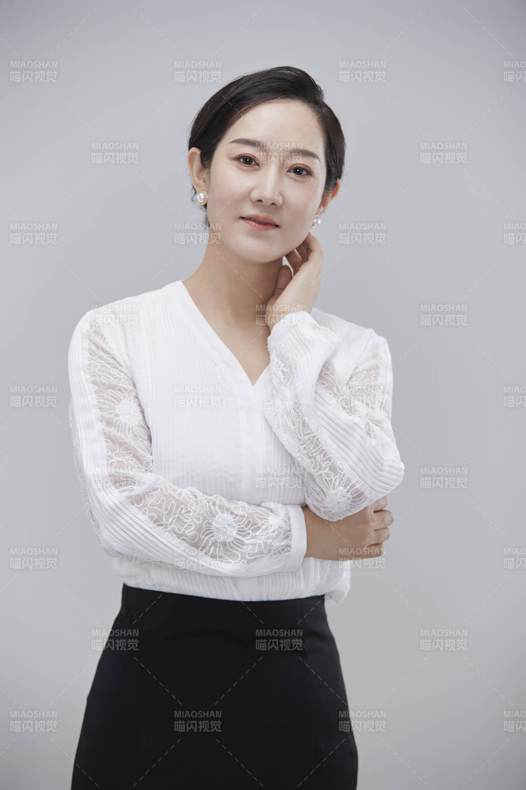 白色背景下职场职业成年女性经理人公关图片