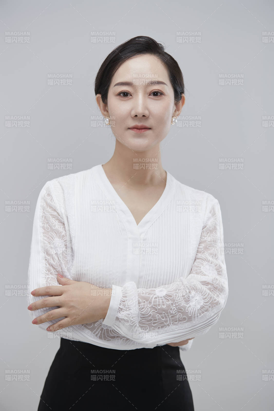 白色背景下职场职业成年女性经理人公关图片