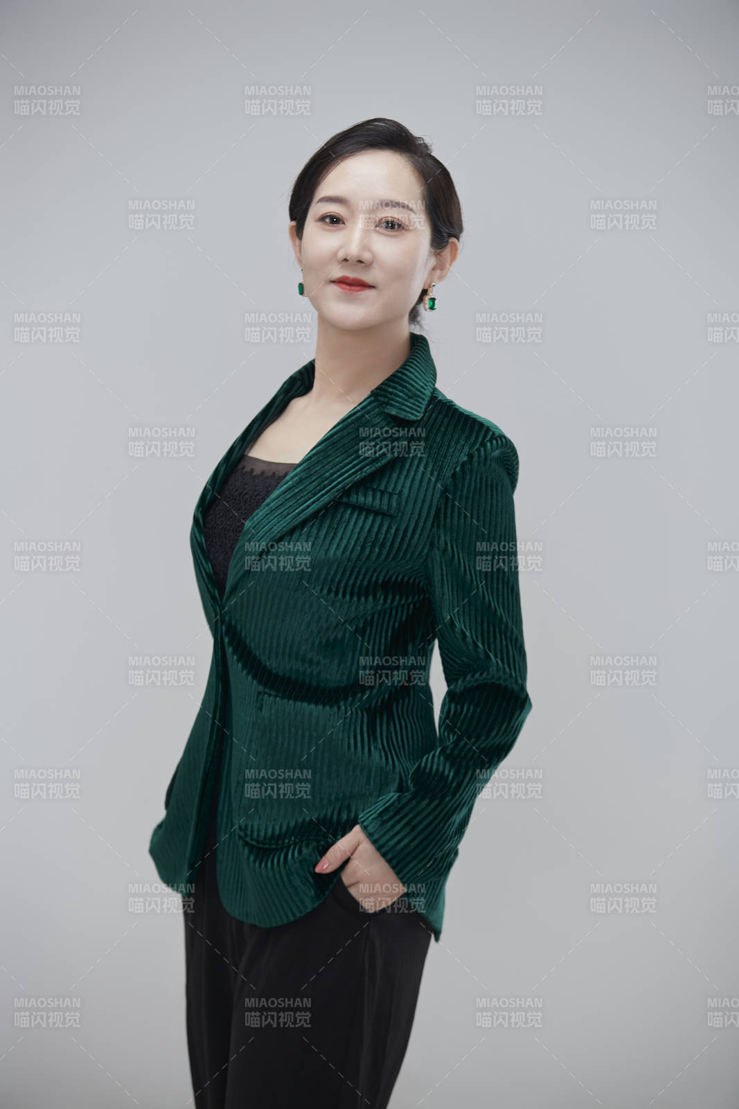 白色背景下职场职业成年女性经理人公关图片