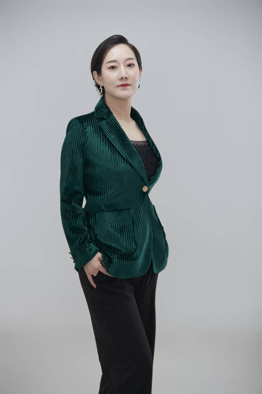 白色背景下职场职业成年女性经理人公关图片