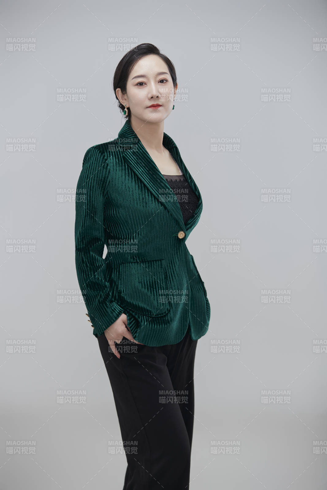 白色背景下职场职业成年女性经理人公关图片