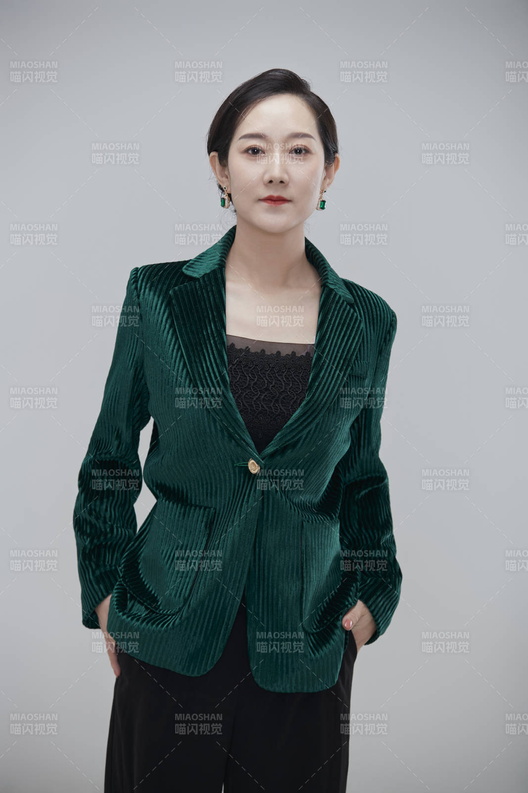 白色背景下职场职业成年女性经理人公关图片