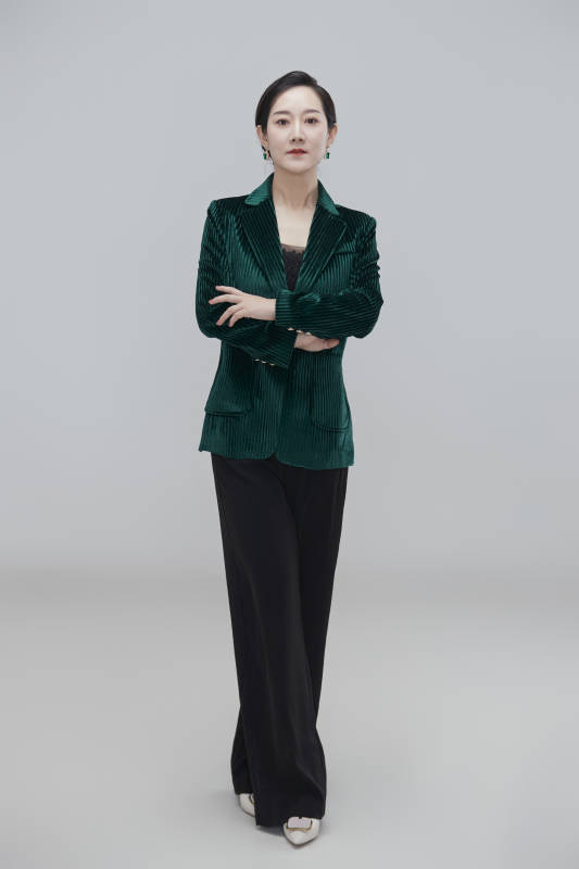 白色背景下职场职业成年女性经理人公关图片