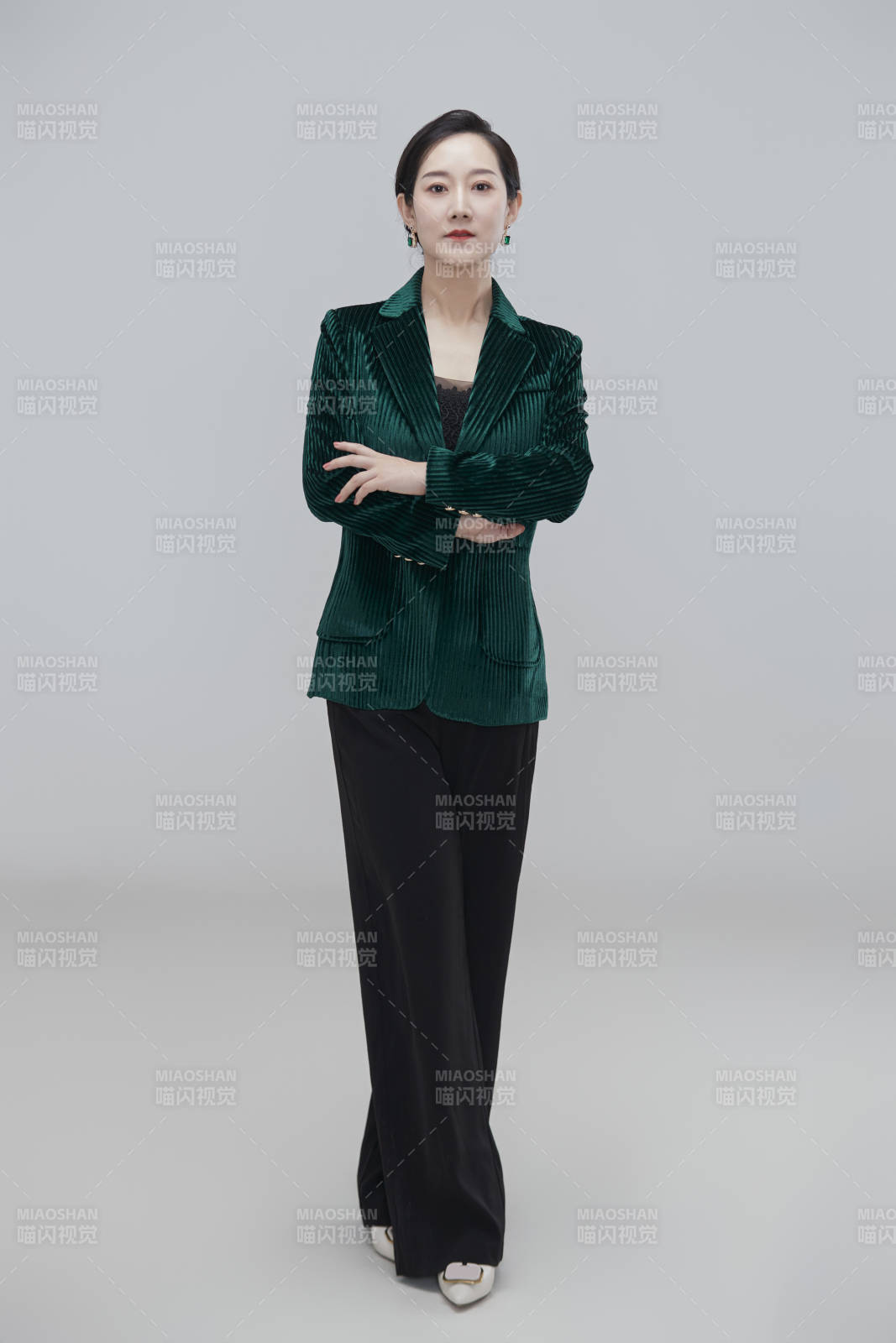 白色背景下职场职业成年女性经理人公关图片