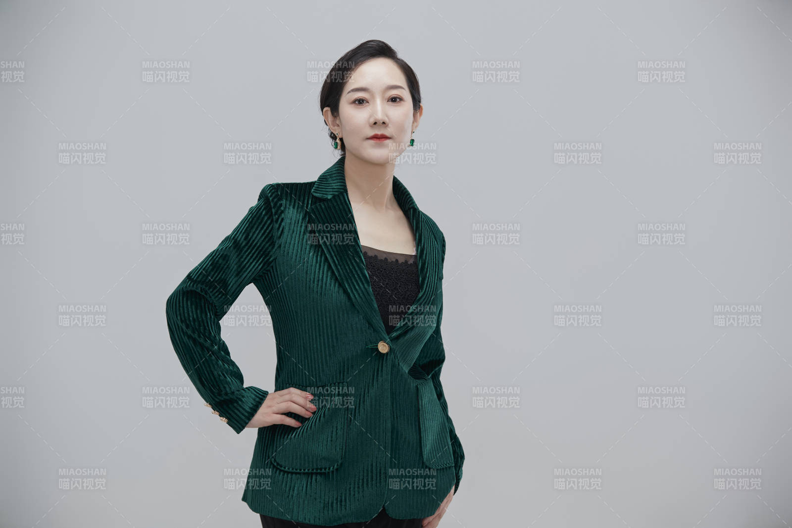 白色背景下职场职业成年女性经理人公关图片