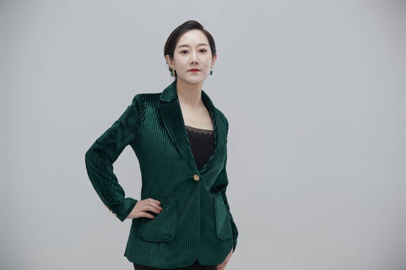 白色背景下职场职业成年女性经理人公关图片