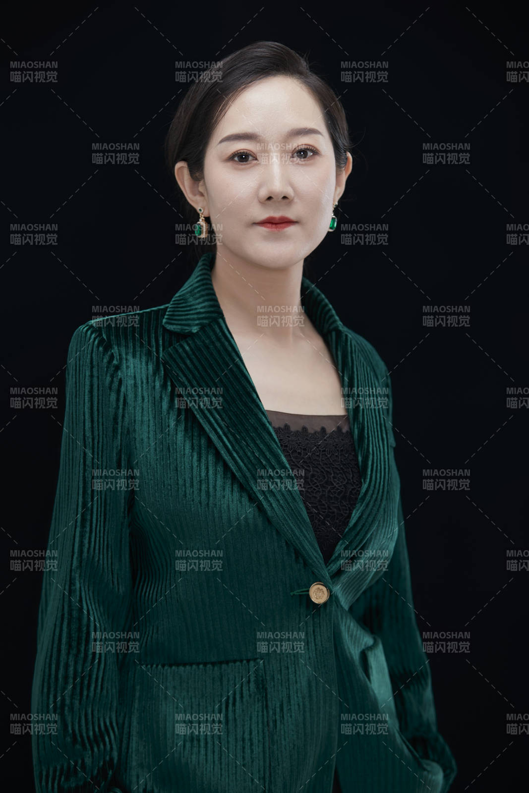 白色背景下职场职业成年女性经理人公关图片