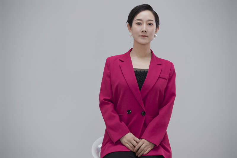 白色背景下职场职业成年女性经理人公关图片