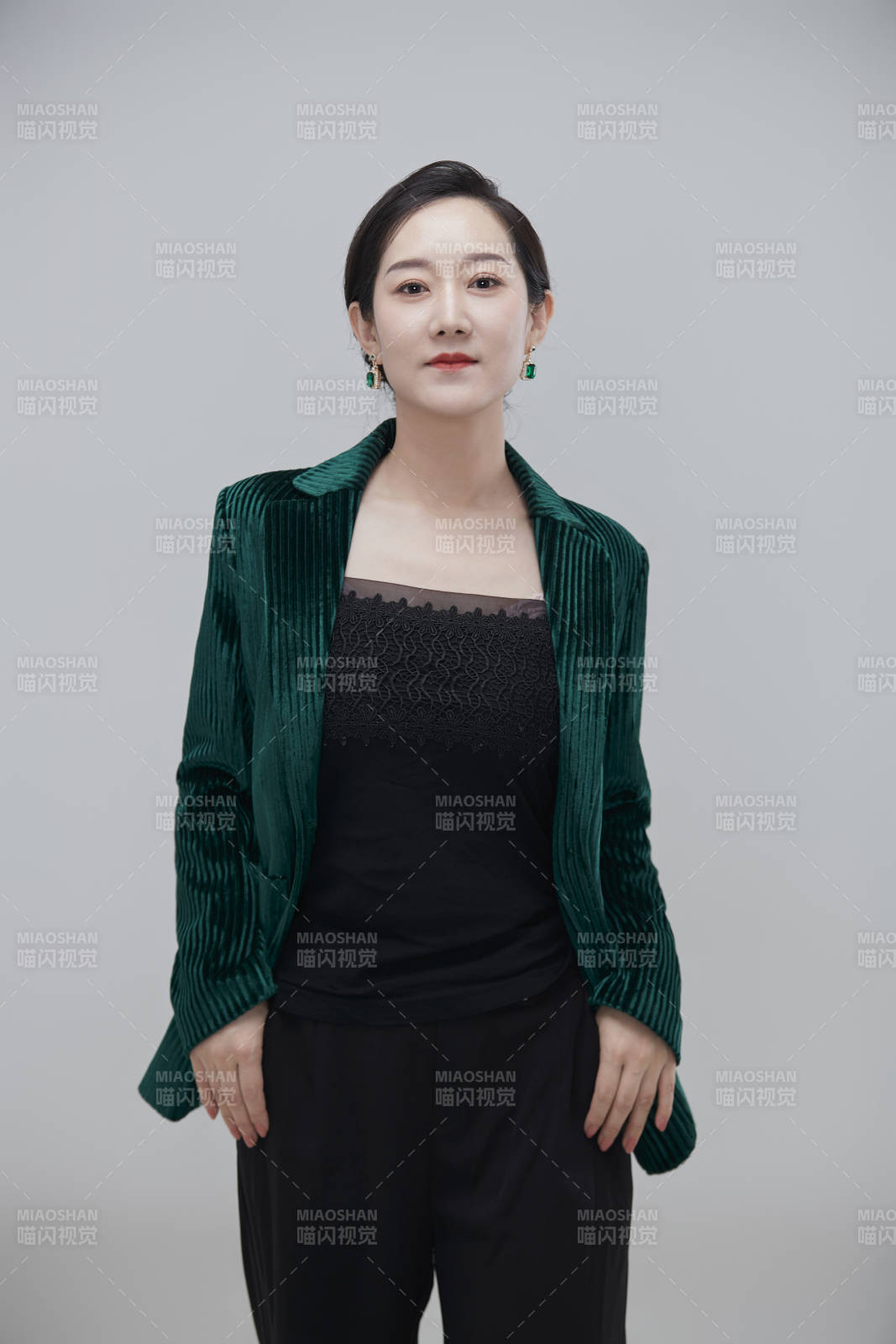 白色背景下职场职业成年女性经理人公关图片