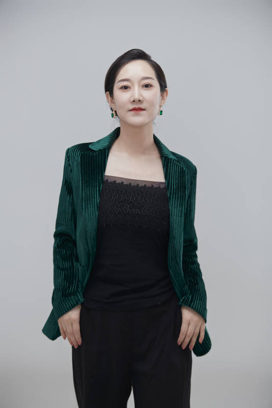 白色背景下职场职业成年女性经理人公关图片