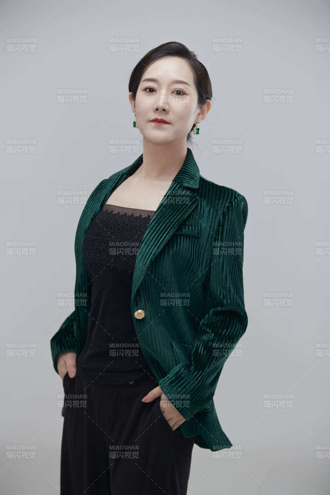 白色背景下职场职业成年女性经理人公关图片