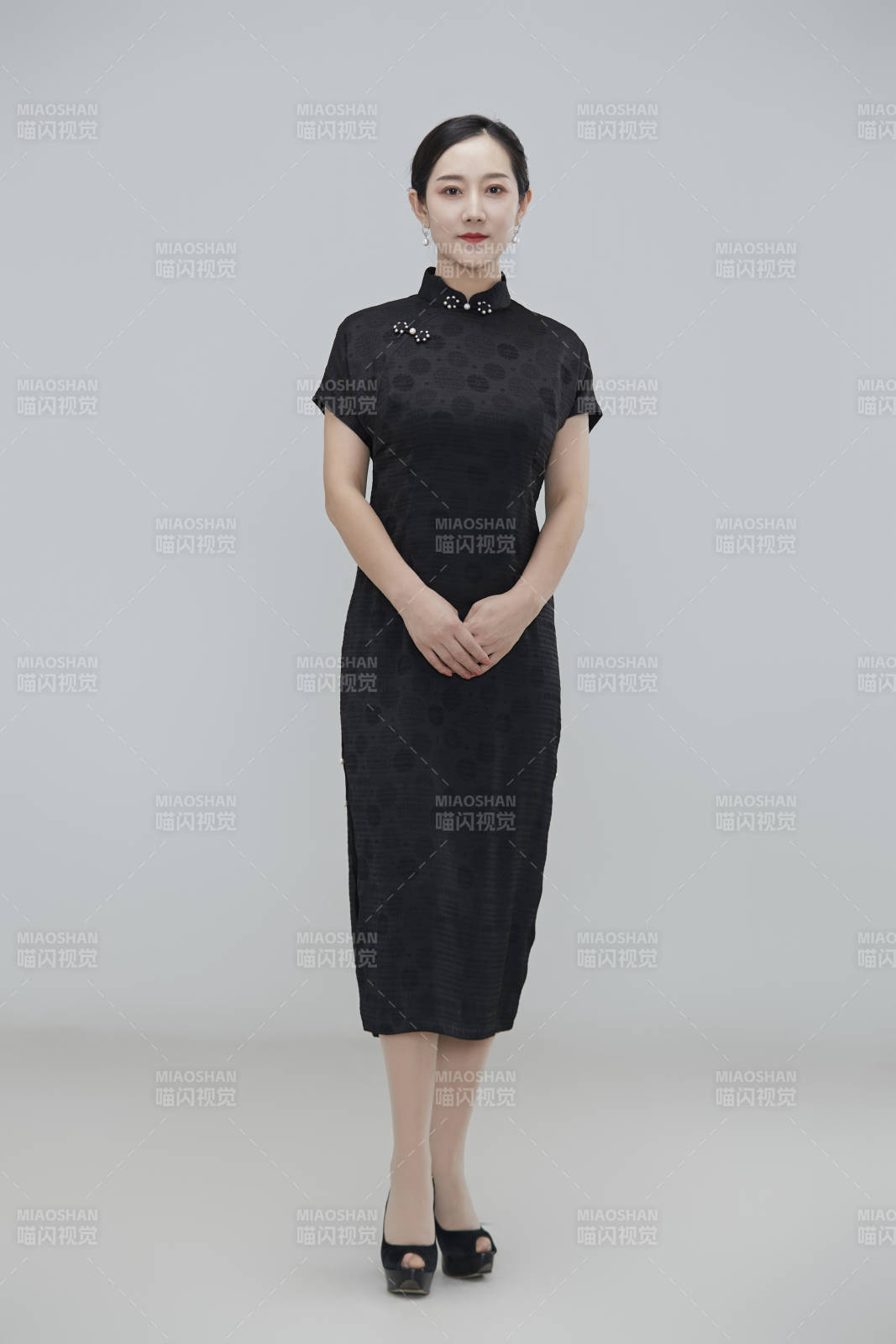 穿着中式旗袍的亚洲成年女性图片