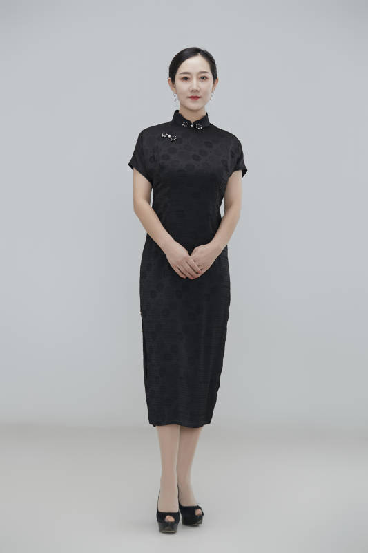 穿着中式旗袍的亚洲成年女性图片