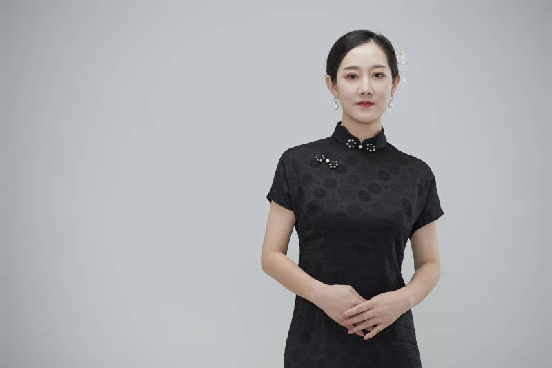 穿着中式旗袍的亚洲成年女性图片