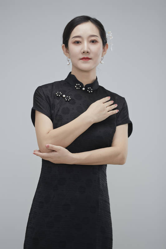 穿着中式旗袍的亚洲成年女性图片