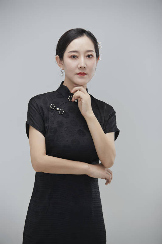 穿着中式旗袍的亚洲成年女性图片