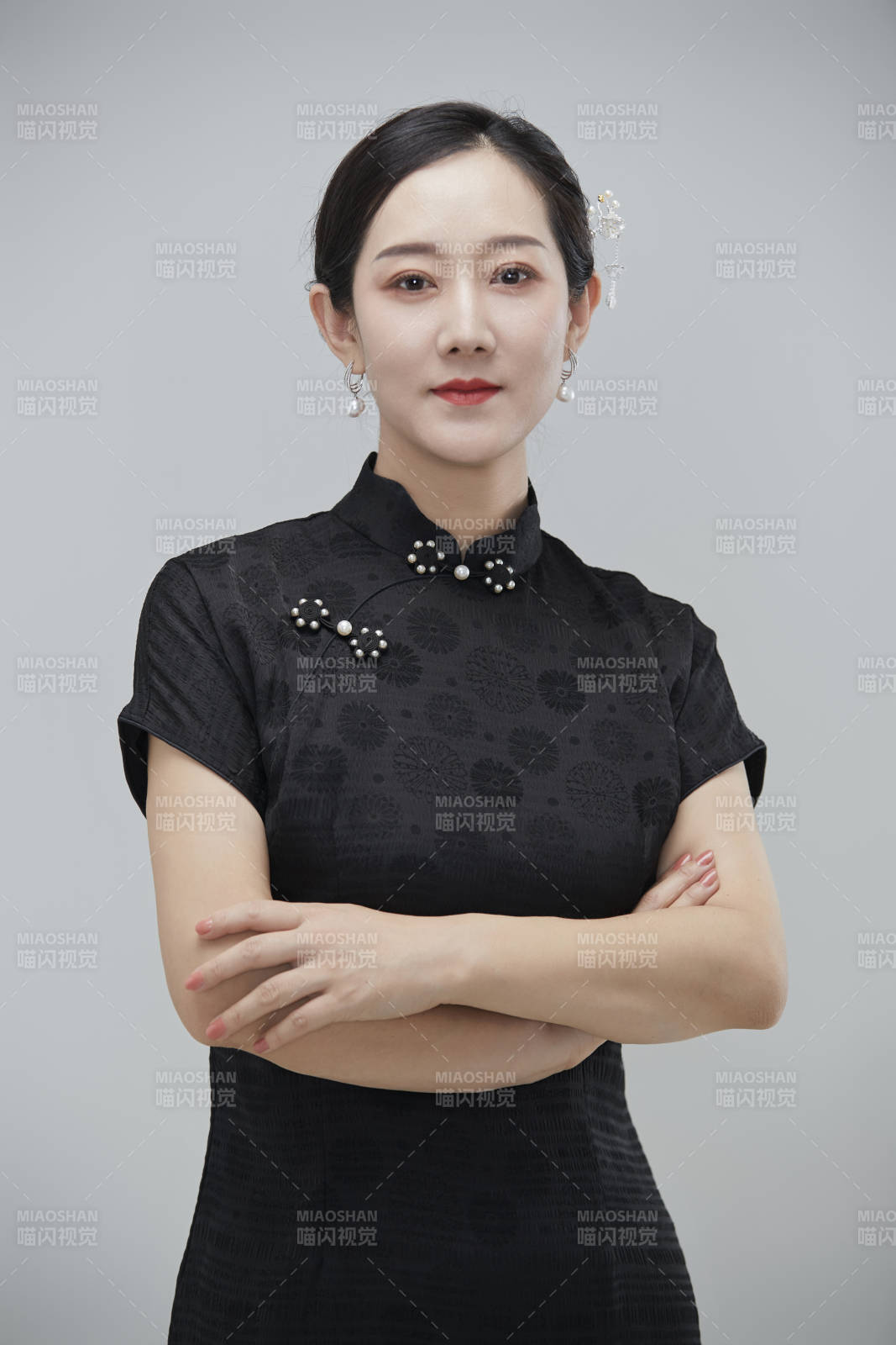 穿着中式旗袍的亚洲成年女性图片