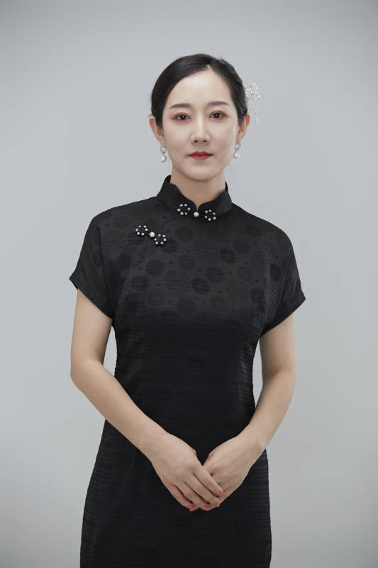 穿着中式旗袍的亚洲成年女性图片