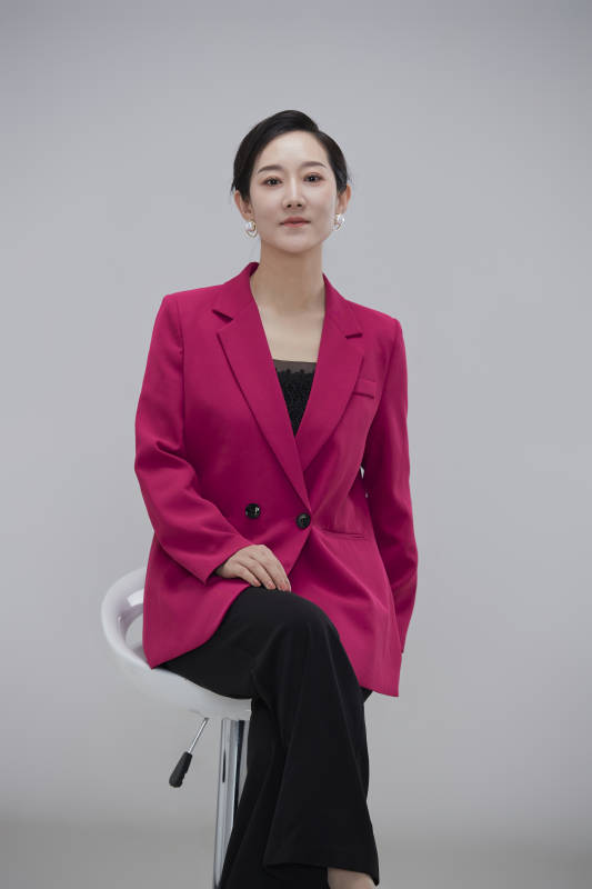 白色背景下职场职业成年女性经理人公关图片