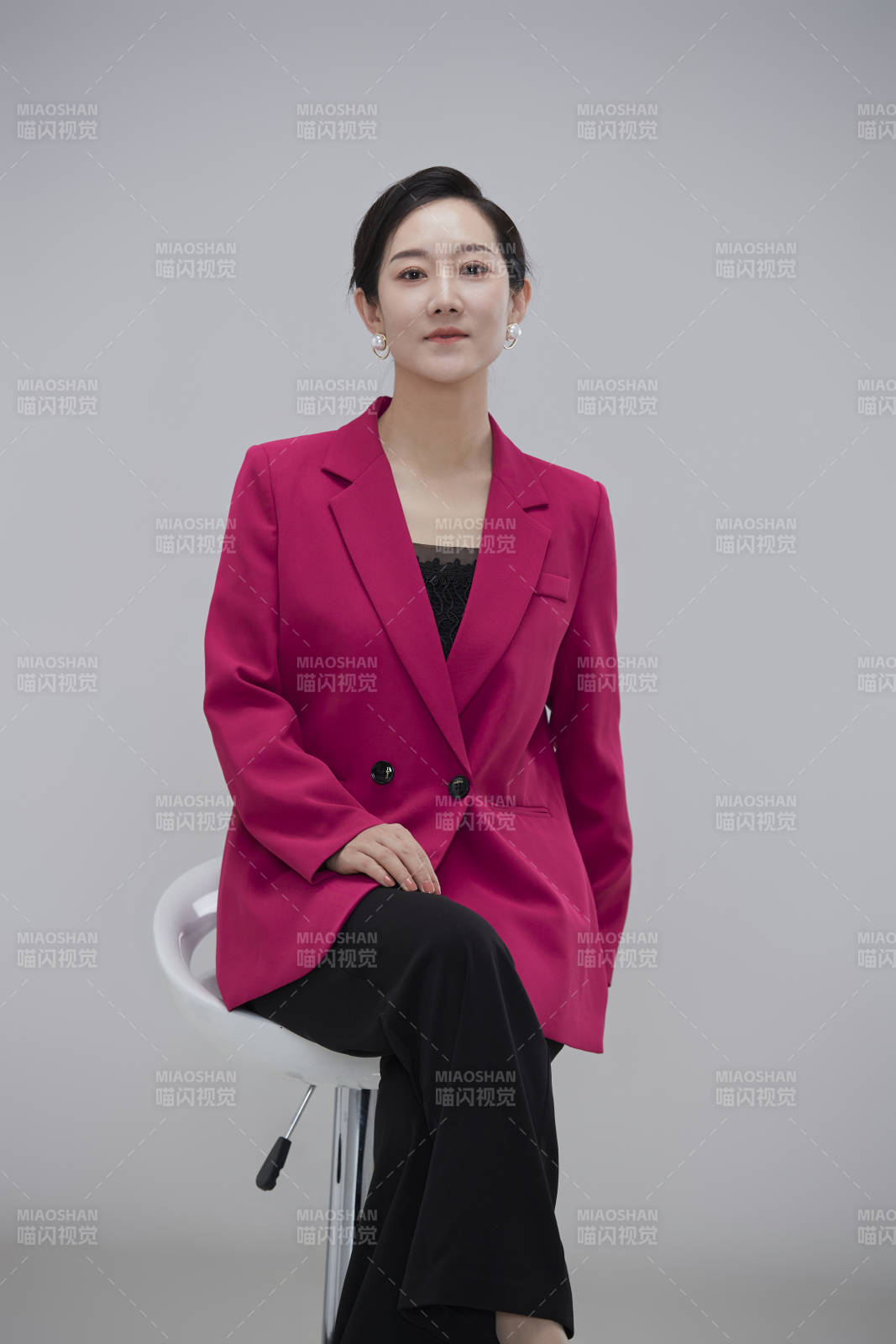 白色背景下职场职业成年女性经理人公关图片