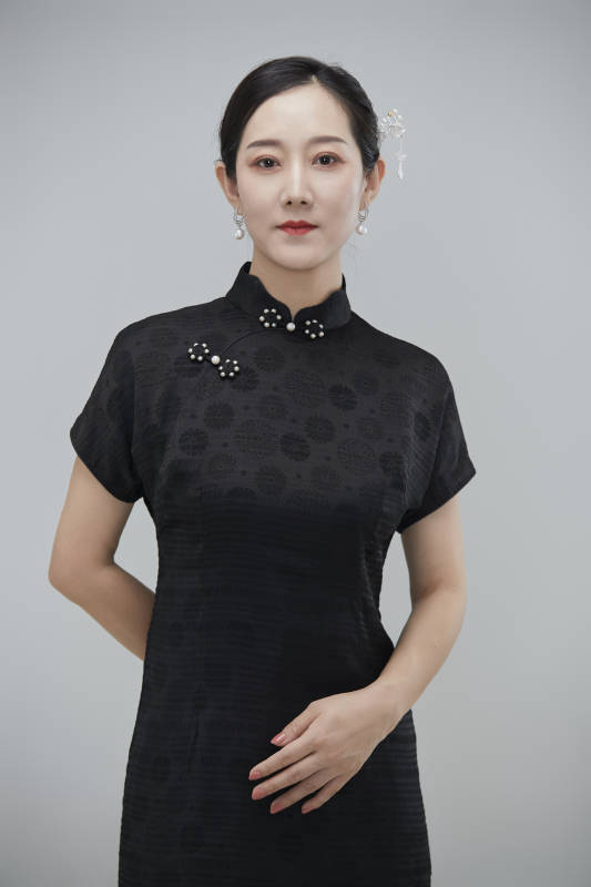 穿着中式旗袍的亚洲成年女性图片