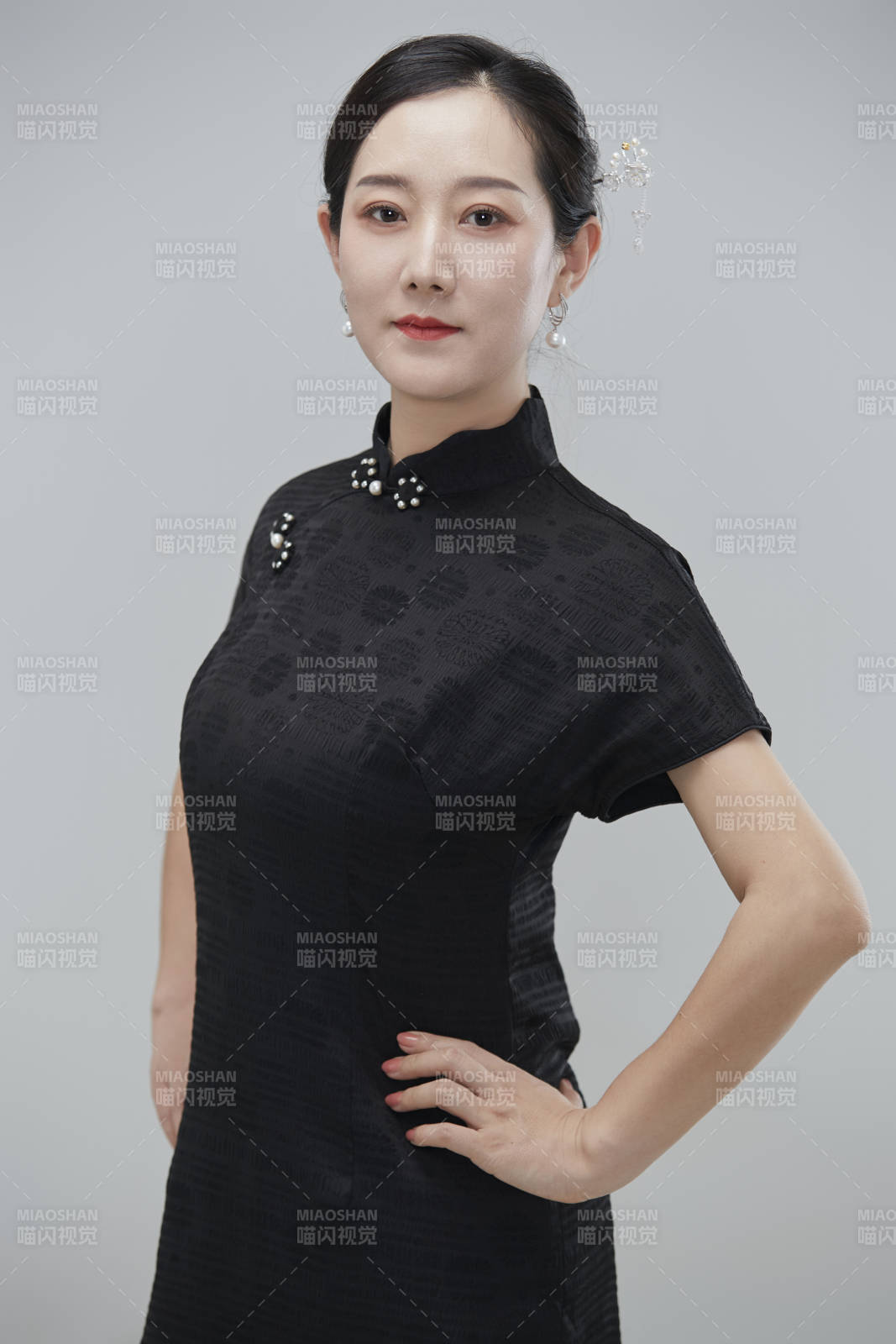 穿着中式旗袍的亚洲成年女性图片