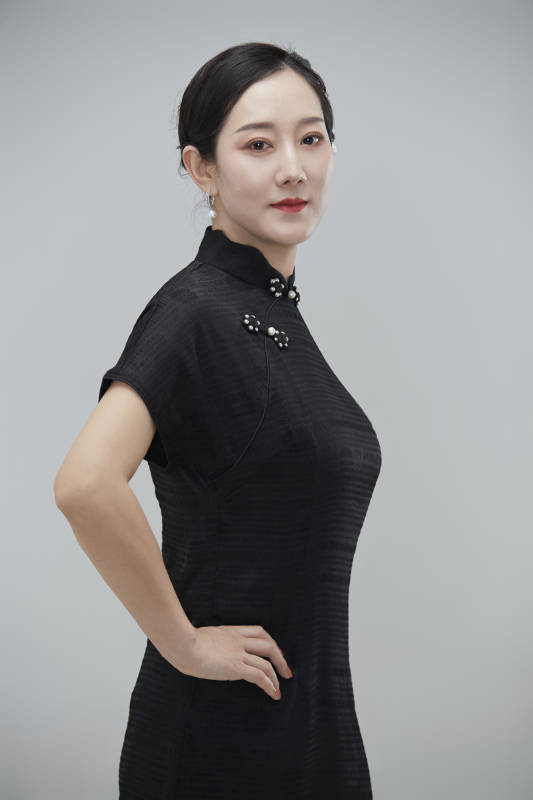 穿着中式旗袍的亚洲成年女性图片