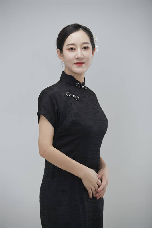 穿着中式旗袍的亚洲成年女性图片