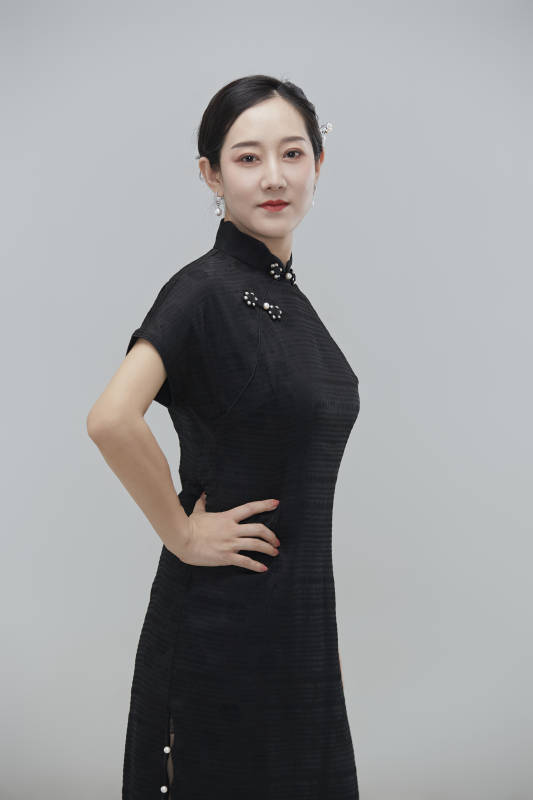 穿着中式旗袍的亚洲成年女性图片