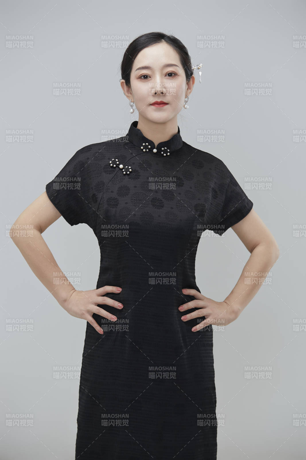 穿着中式旗袍的亚洲成年女性图片