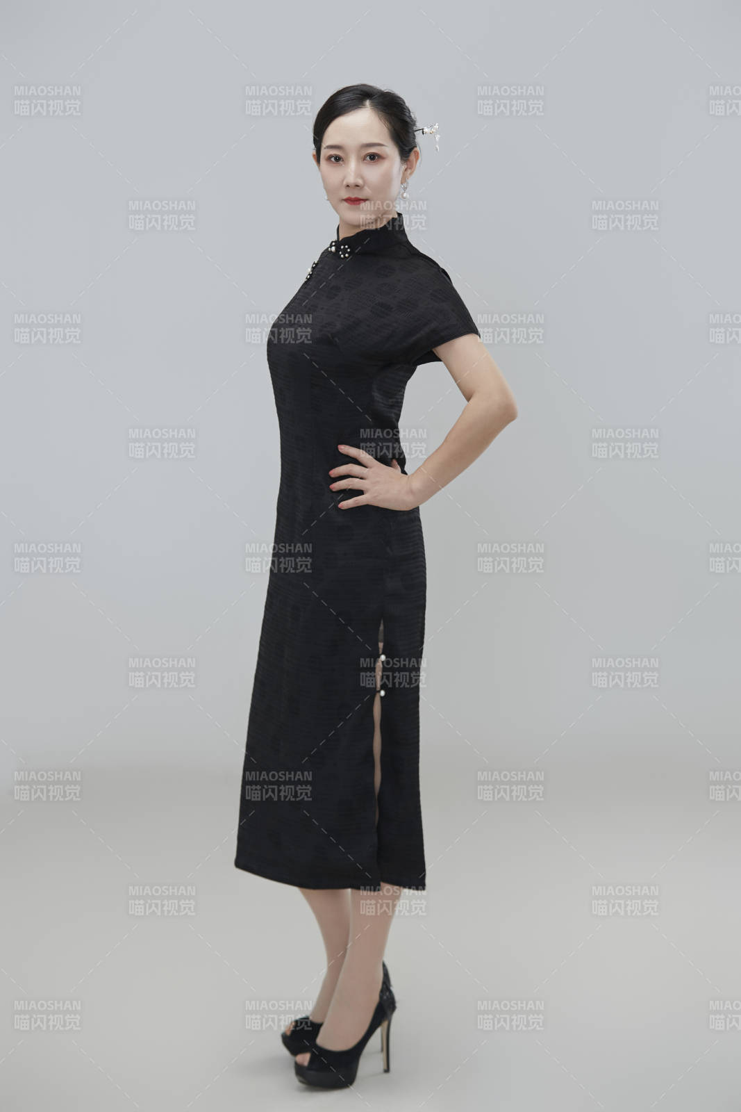 穿着中式旗袍的亚洲成年女性图片