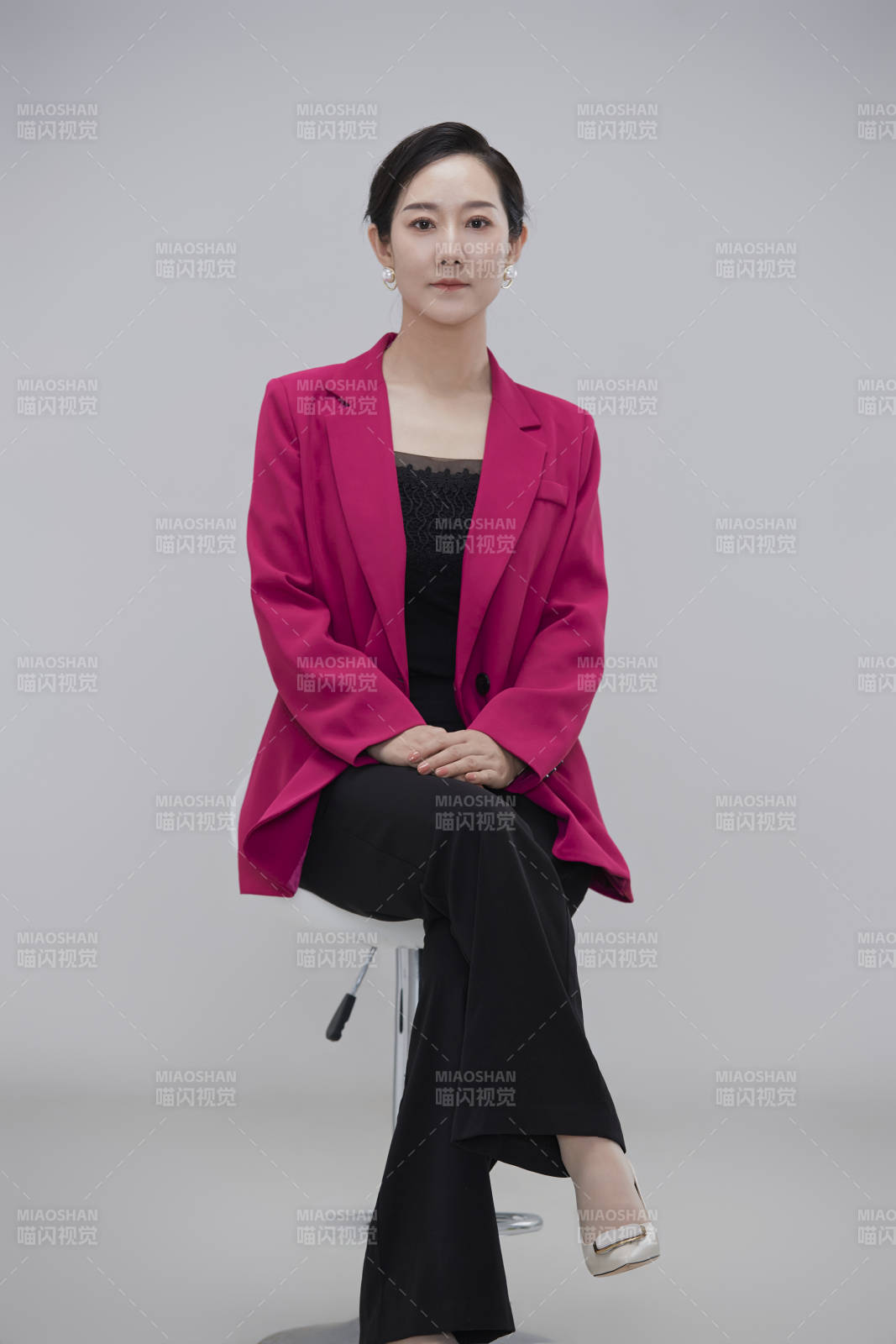 白色背景下职场职业成年女性经理人公关图片