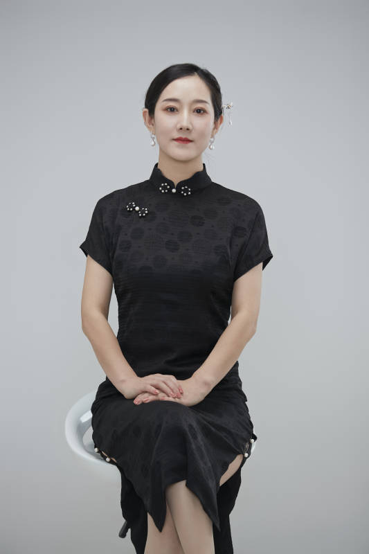 穿着中式旗袍的亚洲成年女性图片