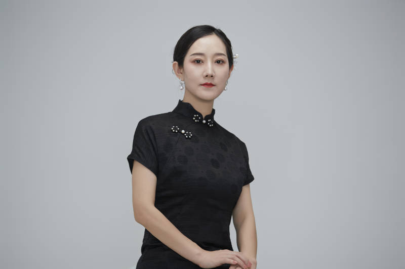 穿着中式旗袍的亚洲成年女性图片