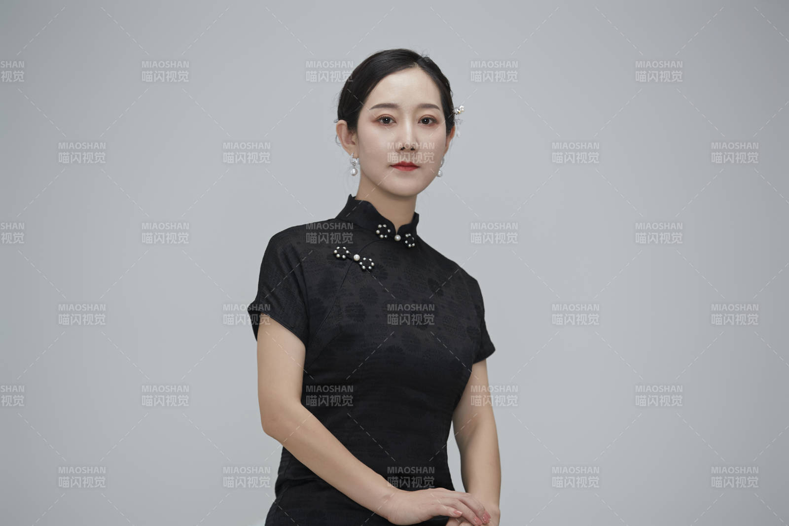 穿着中式旗袍的亚洲成年女性图片