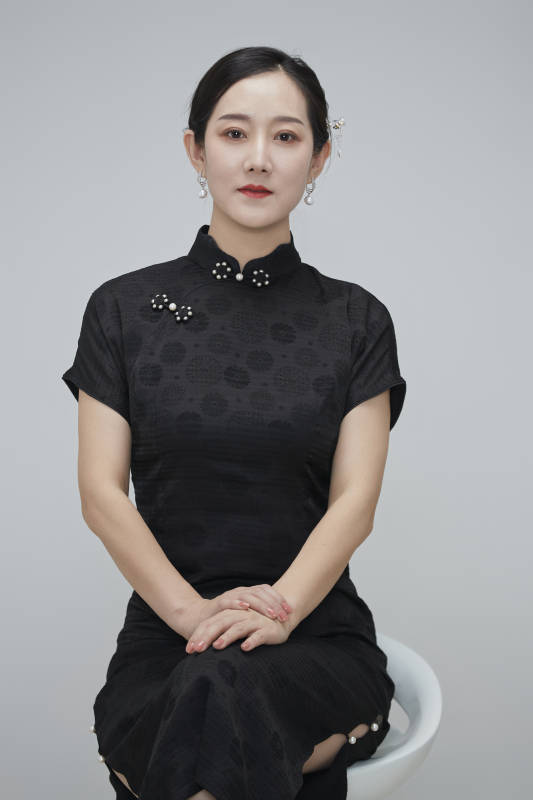 穿着中式旗袍的亚洲成年女性图片