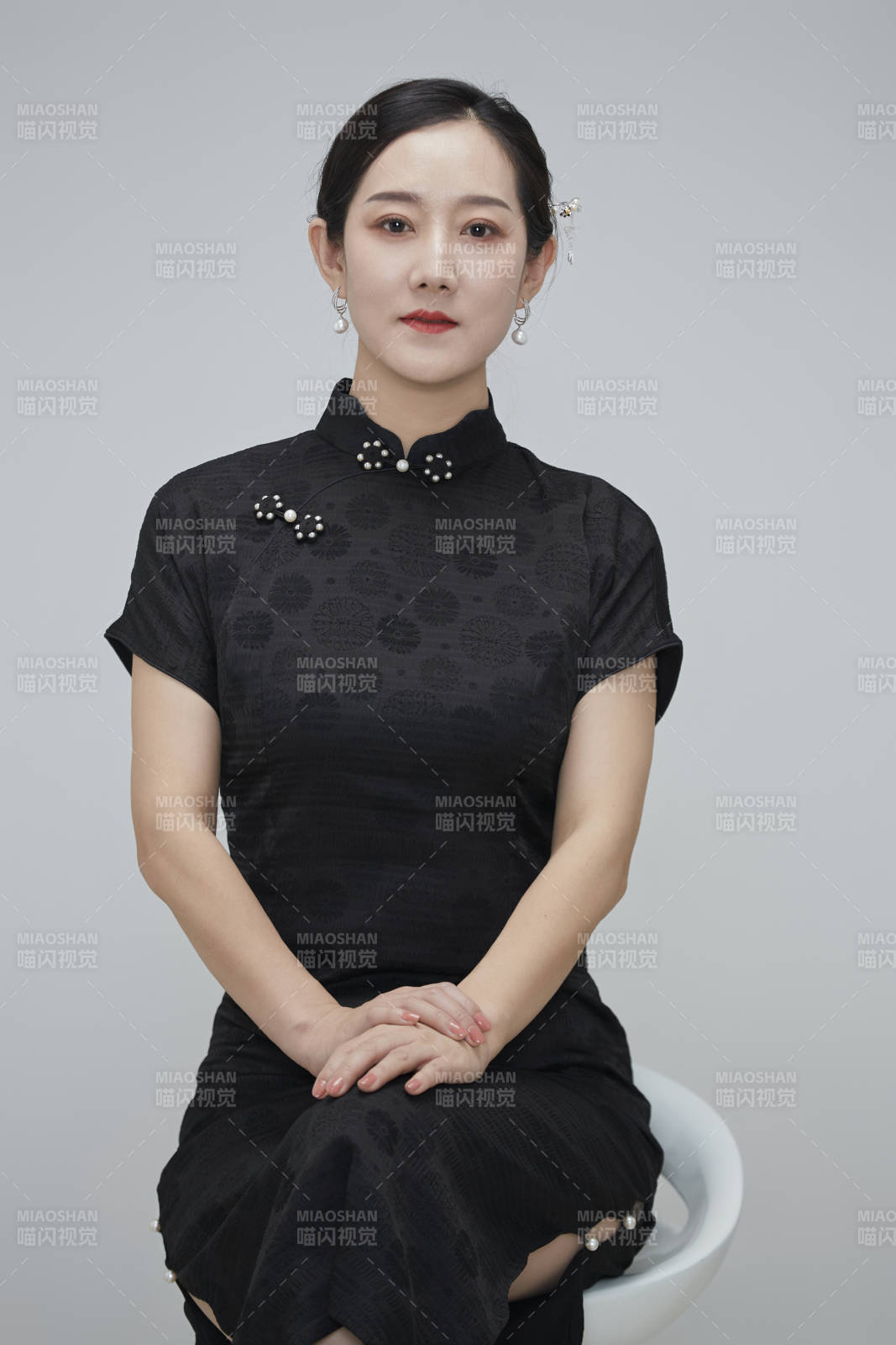 穿着中式旗袍的亚洲成年女性图片