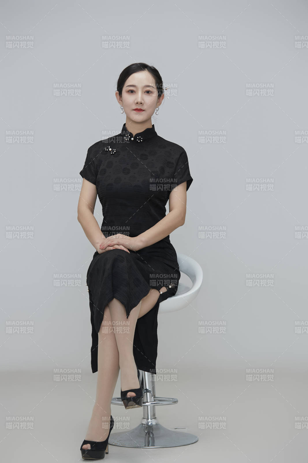 穿着中式旗袍的亚洲成年女性图片