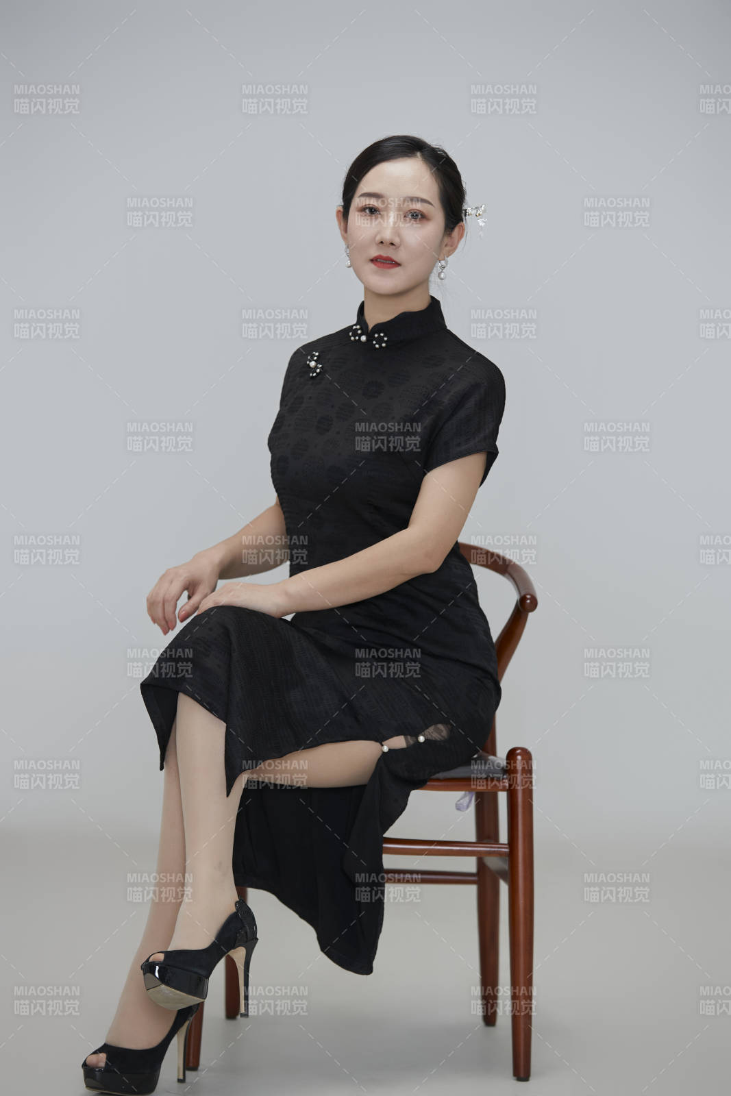 穿着中式旗袍的亚洲成年女性图片