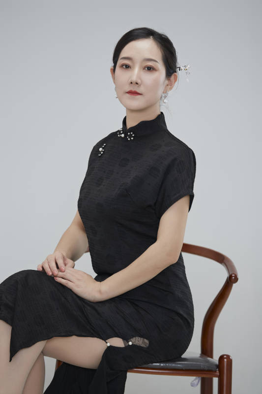 穿着中式旗袍的亚洲成年女性图片