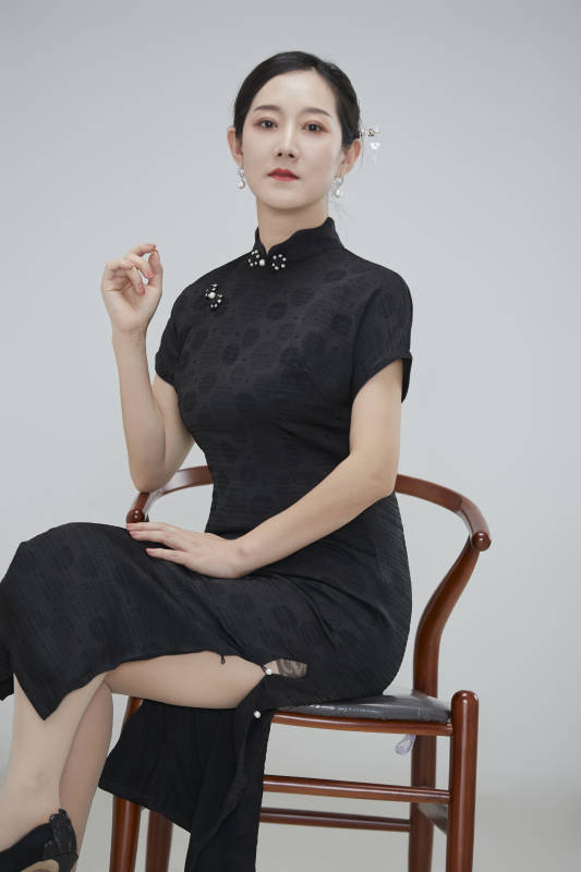 穿着中式旗袍的亚洲成年女性图片