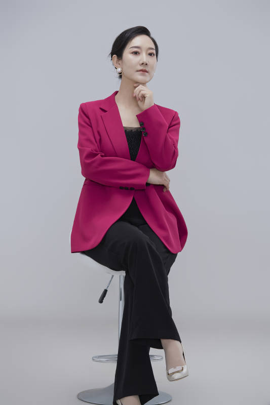 白色背景下职场职业成年女性经理人公关图片