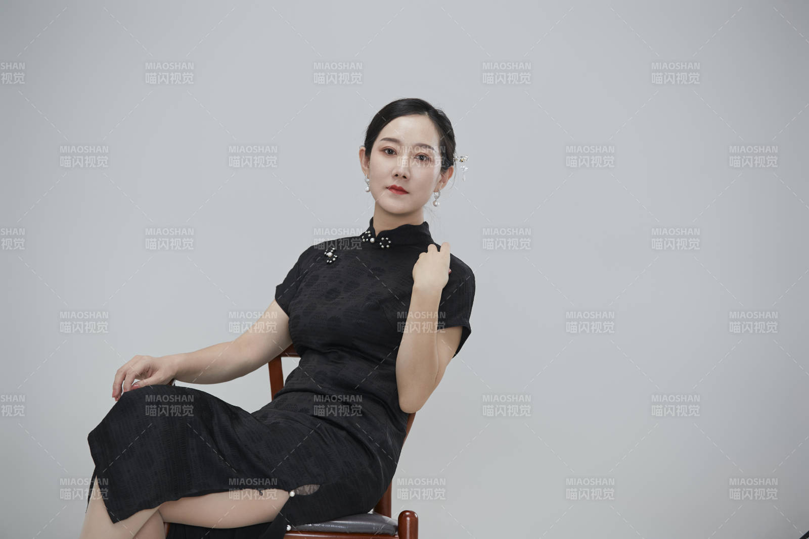 穿着中式旗袍的亚洲成年女性图片