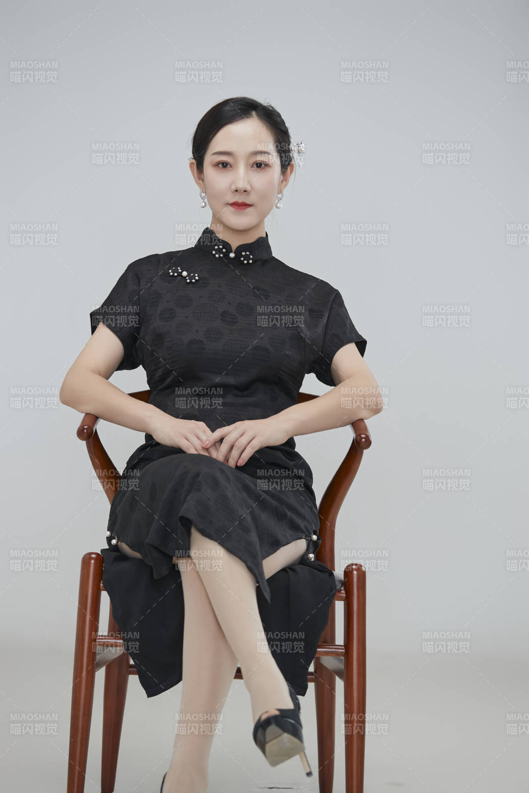 穿着中式旗袍的亚洲成年女性图片