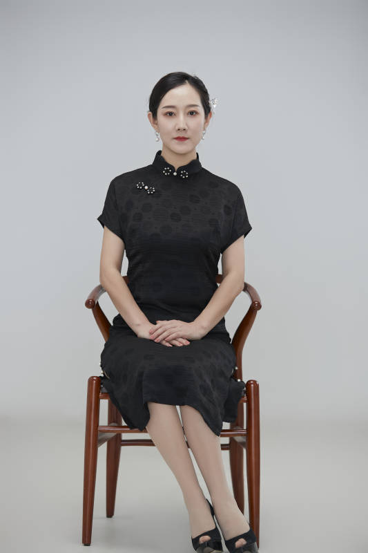 穿着中式旗袍的亚洲成年女性图片