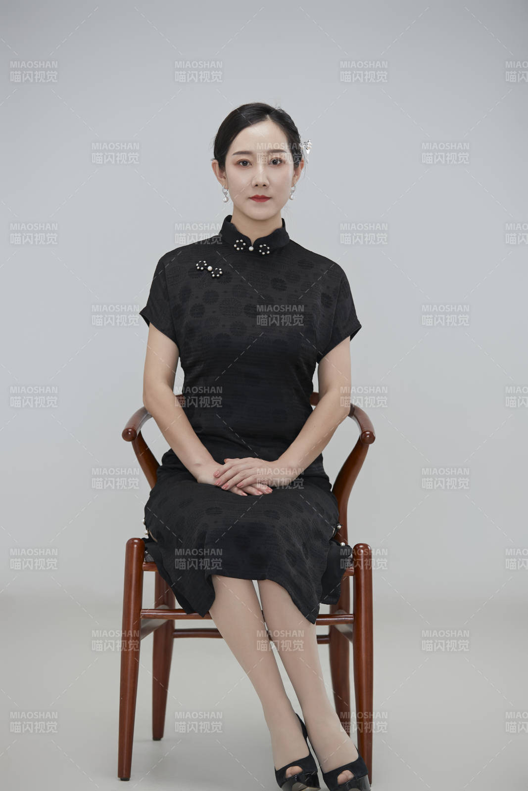 穿着中式旗袍的亚洲成年女性图片