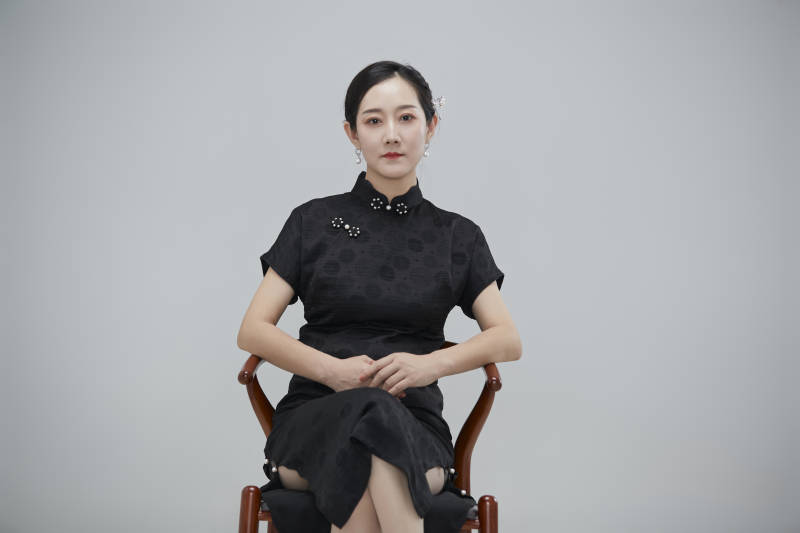 穿着中式旗袍的亚洲成年女性图片