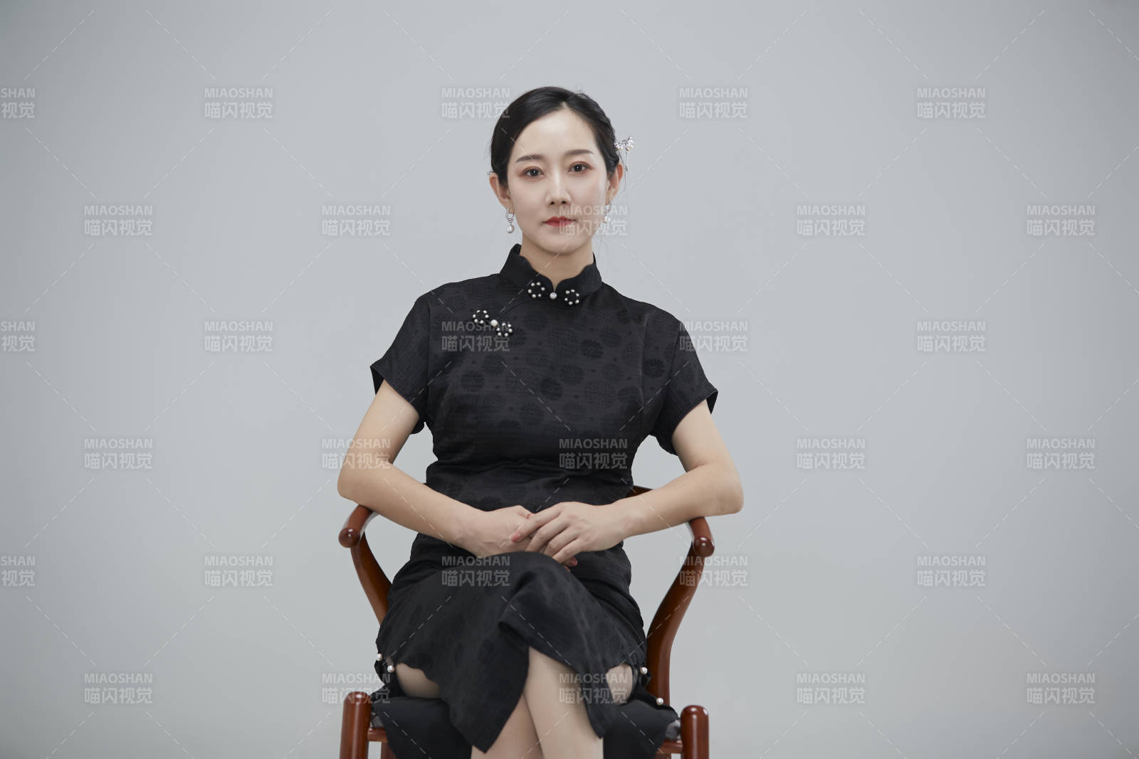 穿着中式旗袍的亚洲成年女性图片