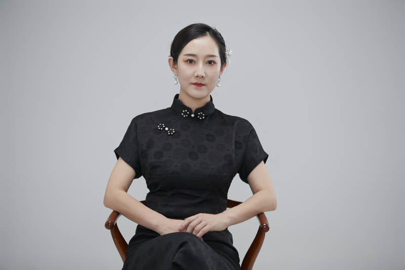 穿着中式旗袍的亚洲成年女性图片