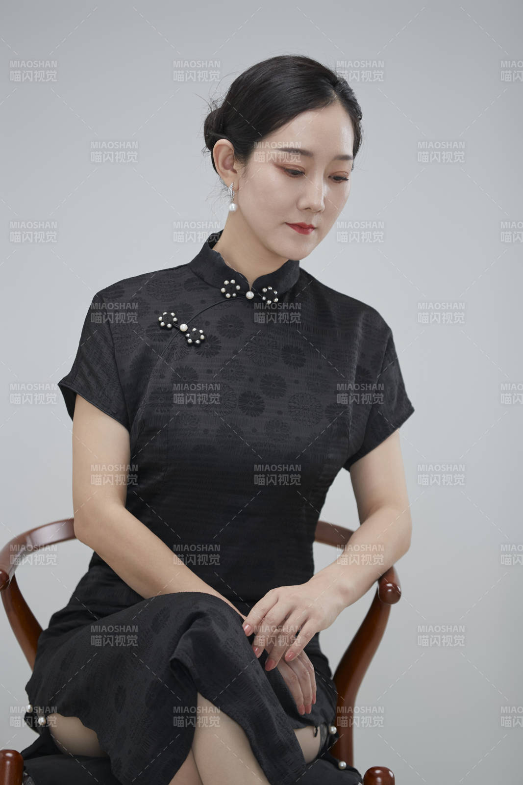 穿着中式旗袍的亚洲成年女性图片